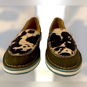 MYRA BAG WOMEN'S RAVEN
COW HAIR SLIP-ON SHOE - MOC
TOE